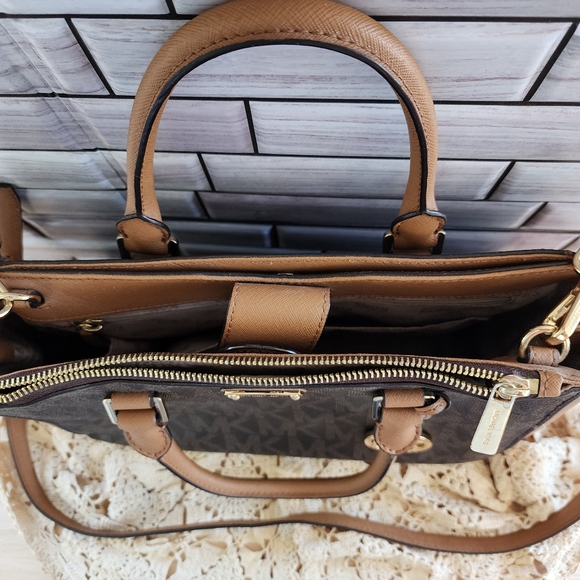 MK Michael Kors Kellen MD satchel. Brown signature color, used/ excellent condt - Picture 4 of 16
